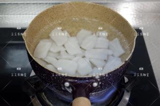 锅中煮开水，下年糕片煮软