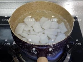锅中煮开水，下年糕片煮软
