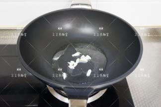 起锅热油，加入蒜片炒出香味