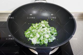 最后加盐和鸡精调味翻炒均匀即可