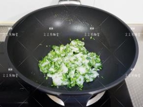 最后加盐和鸡精调味翻炒均匀即可