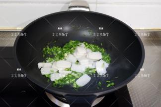 加入年糕，翻炒几下