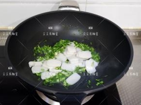 加入年糕，翻炒几下