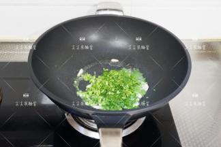 加入茴香，翻炒至见软出水