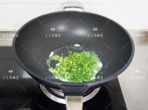 加入茴香，翻炒至见软出水