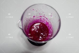 加入适量蜂蜜搅打成细腻的糊