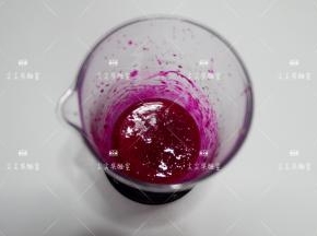 加入适量蜂蜜搅打成细腻的糊