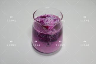 最后将牛奶沿着杯子边缘倒入即可