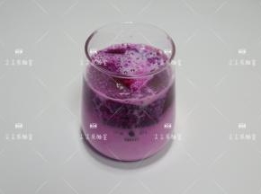 最后将牛奶沿着杯子边缘倒入即可