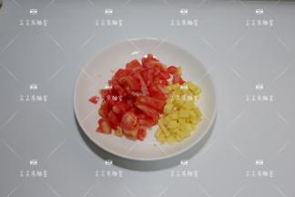 番茄切丁、土豆去皮切丁