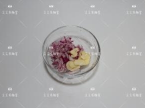 洋葱切碎，大蒜切片