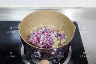 起锅热橄榄油，加入洋葱和蒜片翻炒至透明