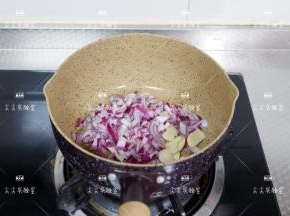 起锅热橄榄油，加入洋葱和蒜片翻炒至透明