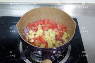 加入土豆和番茄翻炒片刻