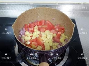 加入土豆和番茄翻炒片刻