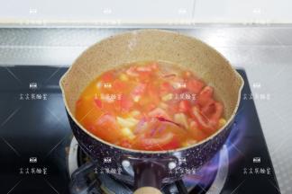 加入适量清水，没过食材即可，将所有食材煮至软糯