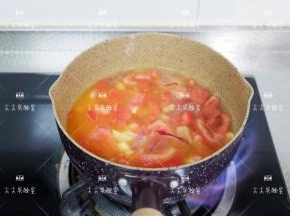 加入适量清水，没过食材即可，将所有食材煮至软糯