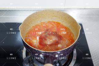 煮好后，加入番茄酱，盐，黑胡椒
