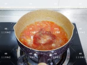 煮好后，加入番茄酱，盐，黑胡椒