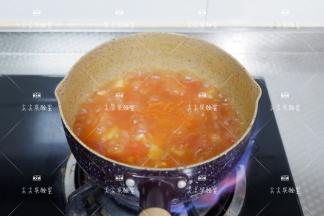 加入适量牛奶打成糊，然后重新置于火上再次煮开后离火即可