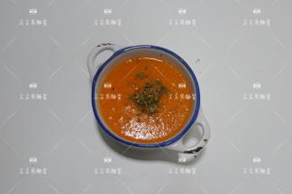 装碗，撒香草。不喜欢的也可以不加