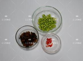 熟毛豆仁备好，酱黄瓜切小丁，辣椒切圈