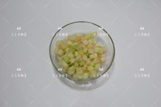 西瓜皮去除瓜皮内外红壤、绿皮，留下中间翠绿色的瓜皮，切成小丁