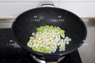 下瓜皮丁翻炒至见软