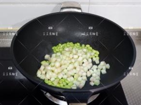 下瓜皮丁翻炒至见软