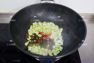 加入酱黄瓜、辣椒翻炒均匀
