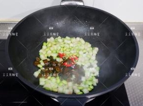 加入酱黄瓜、辣椒翻炒均匀