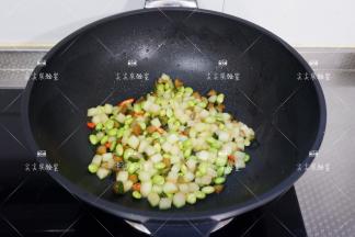 加白糖、少许盐调味翻炒均匀即可