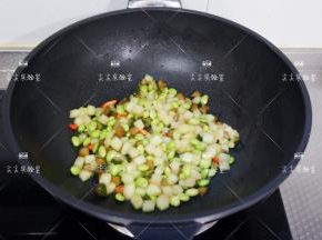 加白糖、少许盐调味翻炒均匀即可