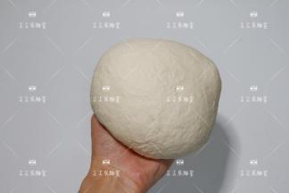 取出滚圆，放入容器进行1次发酵