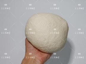 取出滚圆，放入容器进行1次发酵