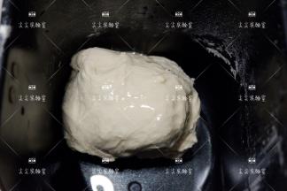 然后倒入橄榄油，揉至油份被完全吸收即可