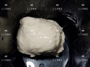 然后倒入橄榄油，揉至油份被完全吸收即可