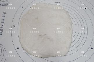 发酵好的面团取出，按压排气