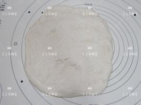 发酵好的面团取出，按压排气
