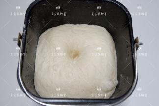 发酵至2.5倍大（我是直接放在面包机里发酵的）