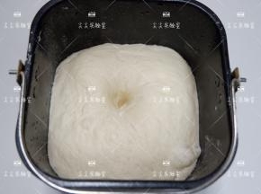 发酵至2.5倍大（我是直接放在面包机里发酵的）