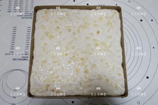 面团醒发好，先将蒜末和橄榄油均匀的刷好