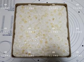 面团醒发好，先将蒜末和橄榄油均匀的刷好