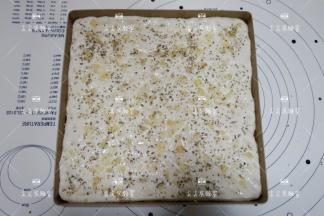 在均匀的撒上披萨草