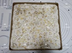 在均匀的撒上披萨草