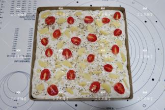 将小番茄和土豆片均匀的放好