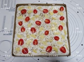 将小番茄和土豆片均匀的放好