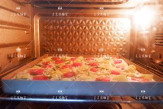 预热好的烤箱，上下火230度，烘烤25分钟左右（烤箱温度各不同，按照自加烤箱脾气调整）