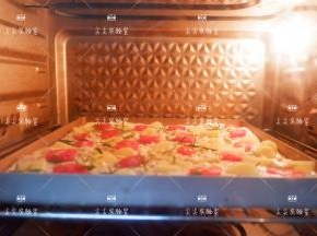 预热好的烤箱，上下火230度，烘烤25分钟左右（烤箱温度各不同，按照自加烤箱脾气调整）