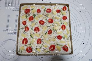 最后将新鲜迷迭香摘成小段撒上即可